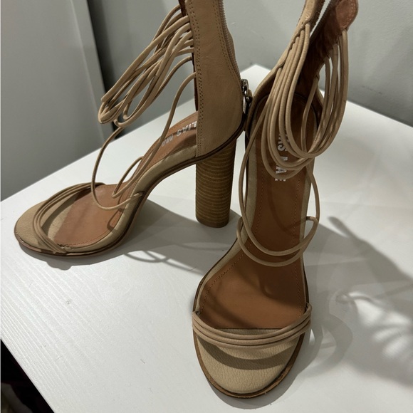 Aflux Sandal in Natural Nubuck
Alias Mae
Color:Natural Nubuck - Picture 2 of 4